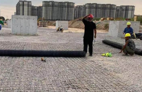 江北土工格栅铺设前地基要怎么处理？